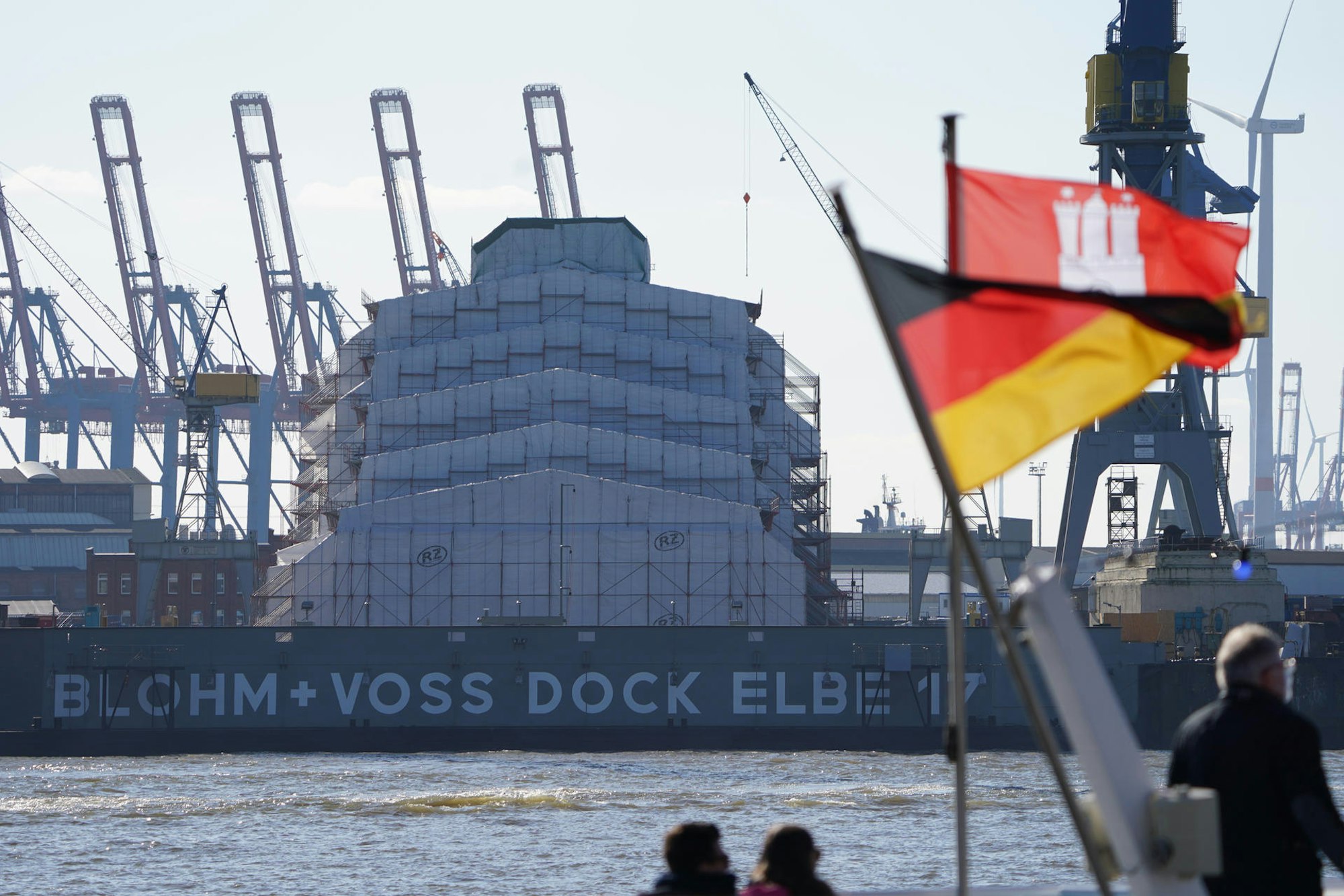 Dilbar verhüllt PA 130422