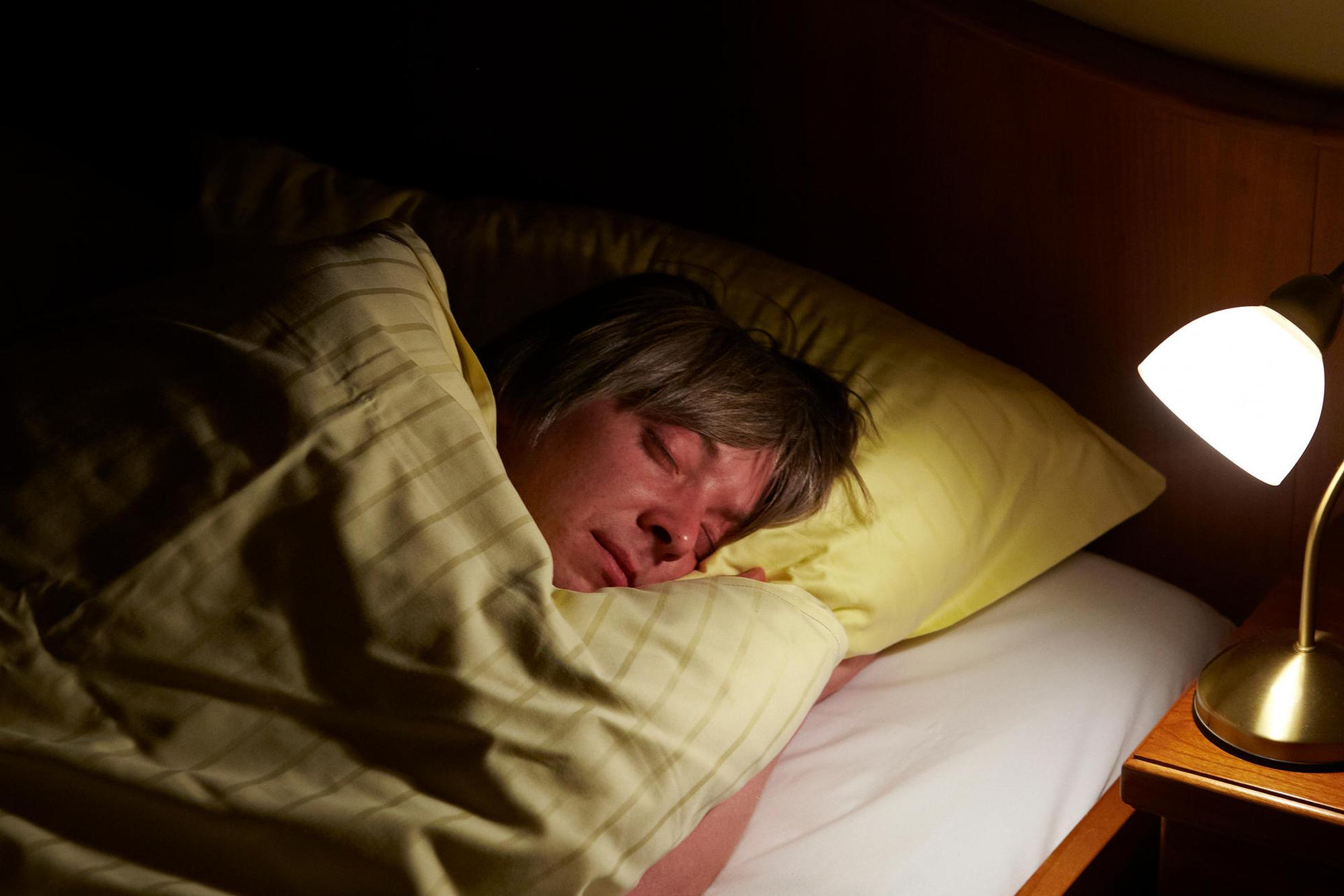 Frau schläft im Bett