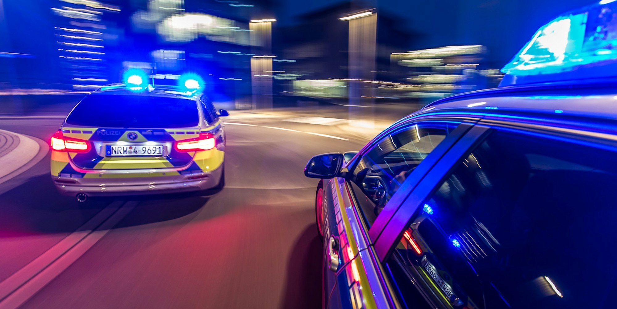 Funkstreifenwagen-Einsatzfahrt-Nacht-Fahrtrichtung-Blaulicht-01