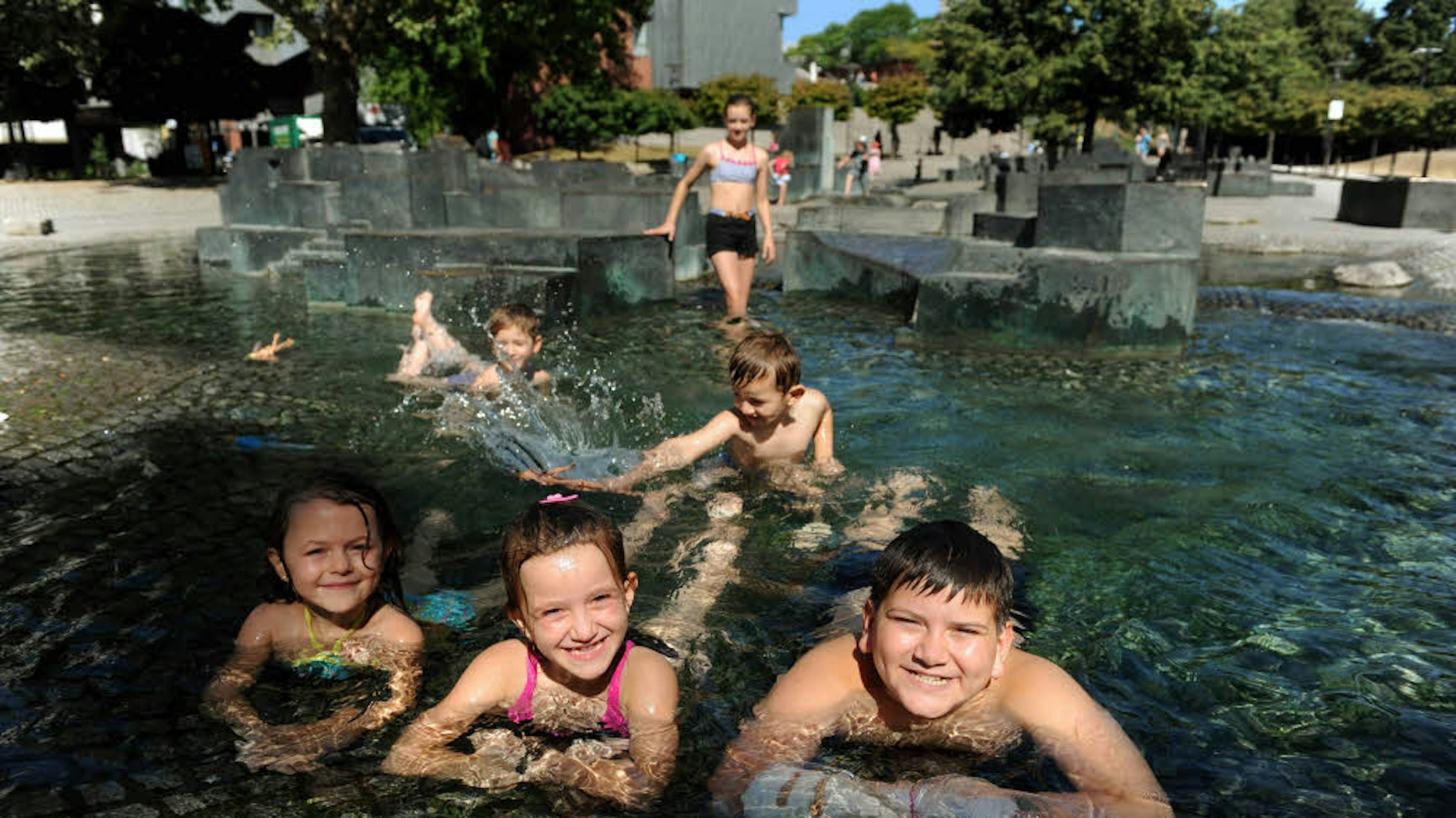 Kinder baden im Paolozzi Brunnen in Köln