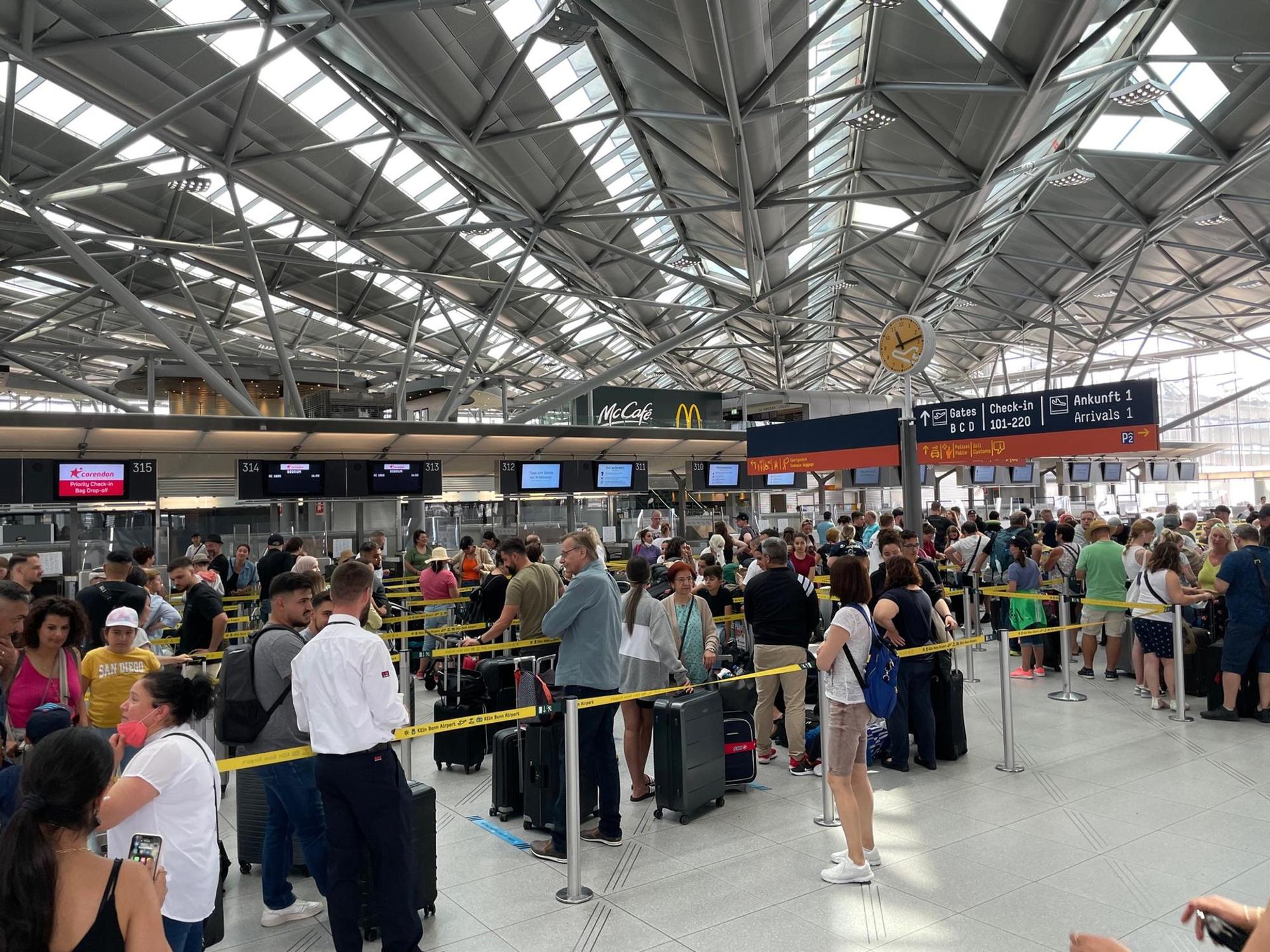Flughafen Samstagvormittag Grofe 250622