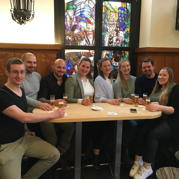 Kölschtrinker im Altstadt-Paeffg