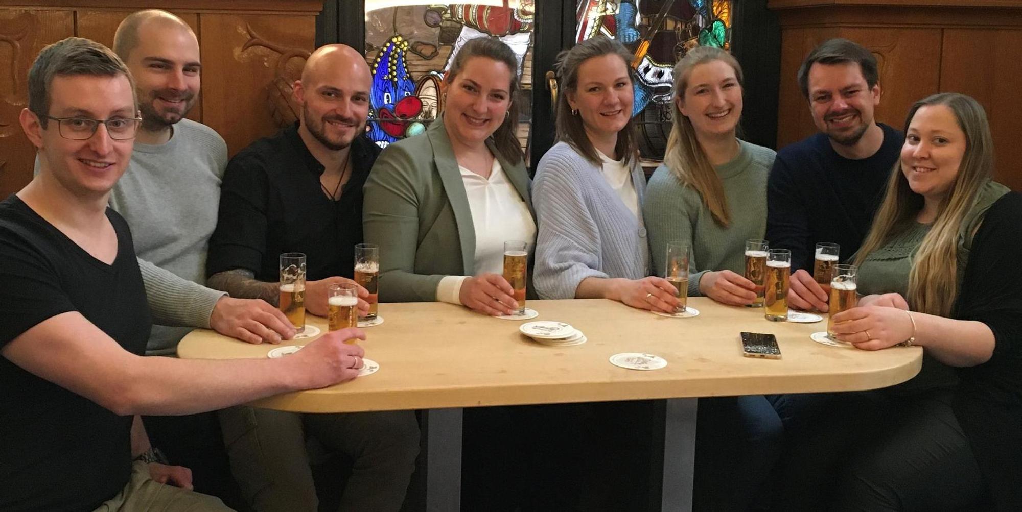 Kölschtrinker im Altstadt-Paeffg