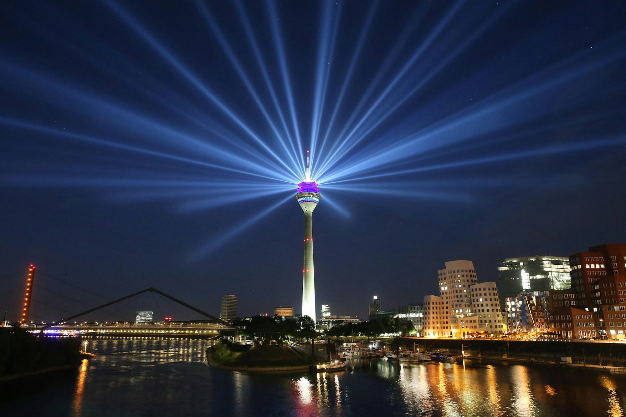 Rheinturm dpa Düsseldorf