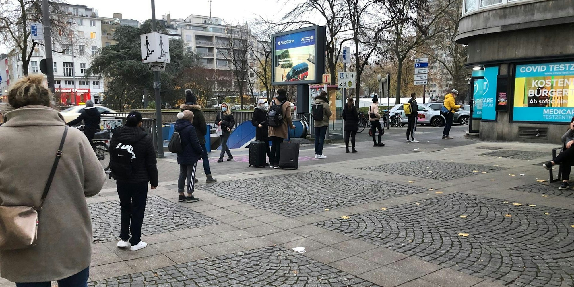 Schlange Testzentrum VOOGT