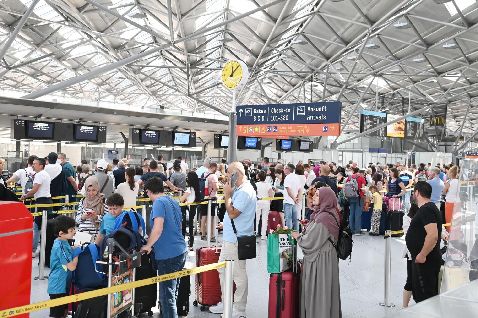 Reisende Flughafen Köln 300622