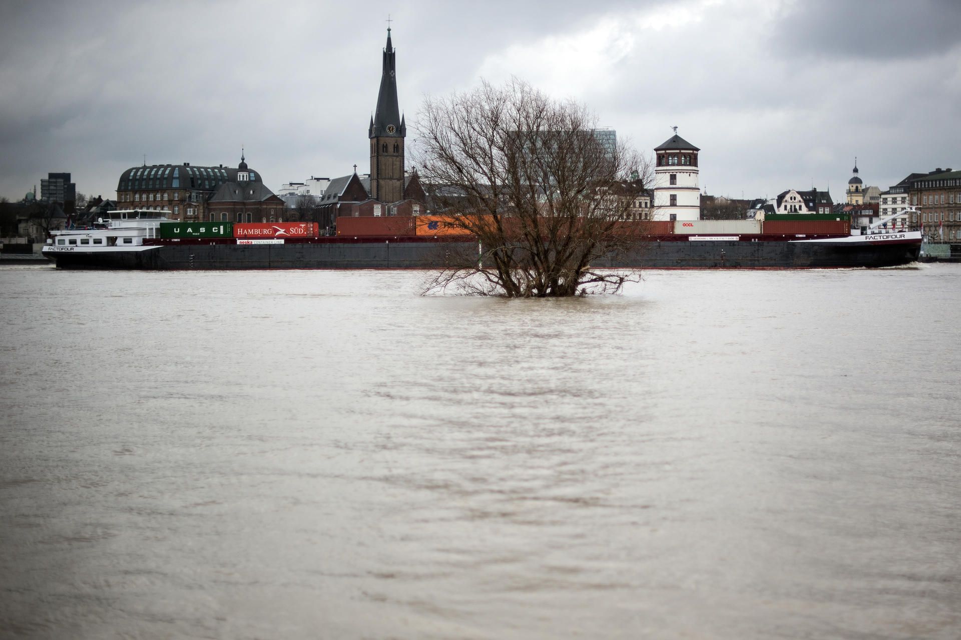 Hochwasser D-Dorf dpa