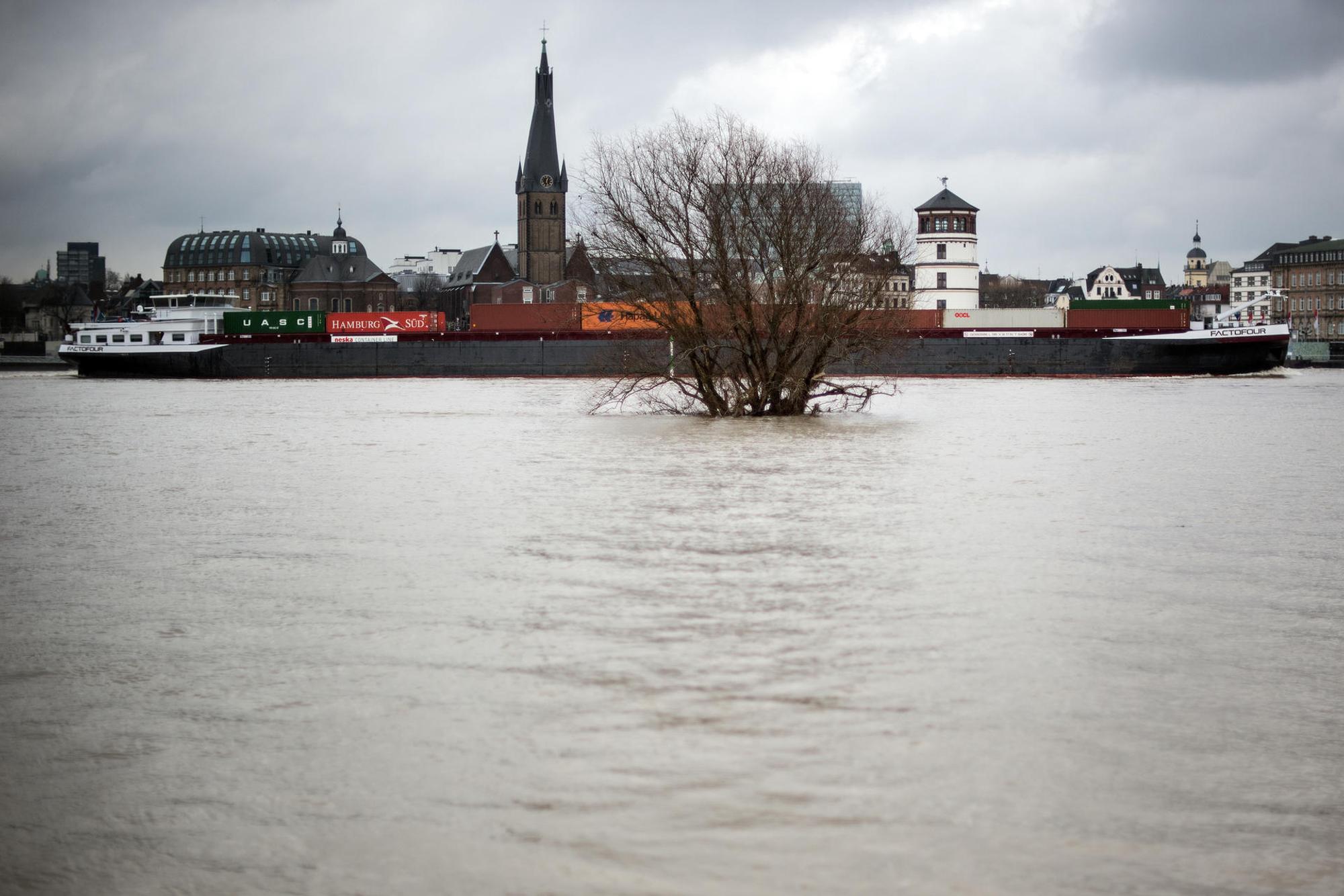 Hochwasser D-Dorf dpa