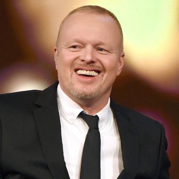 Stefan Raab lacht bei einem Fernsehauftritt.
