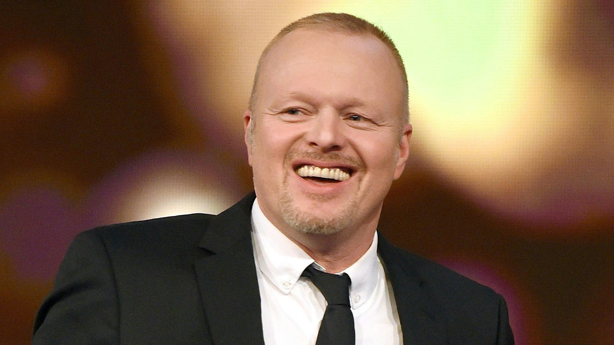Stefan Raab lacht bei einem Fernsehauftritt.