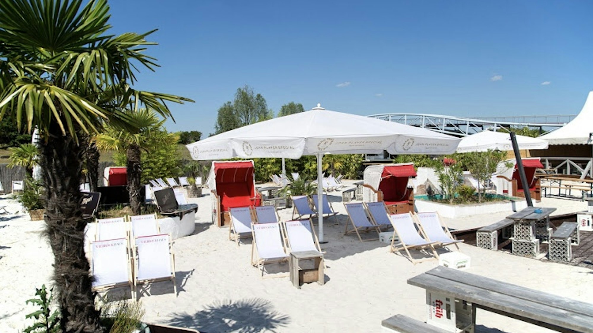 Feiner Sand und Liegen in der Strandbar Leverkusen.