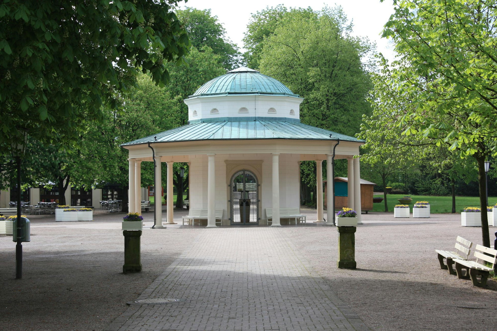 Bad_Meinberg_Kurpark_Brunnenhaus.Wiki_DaniekBrockpähler3.0