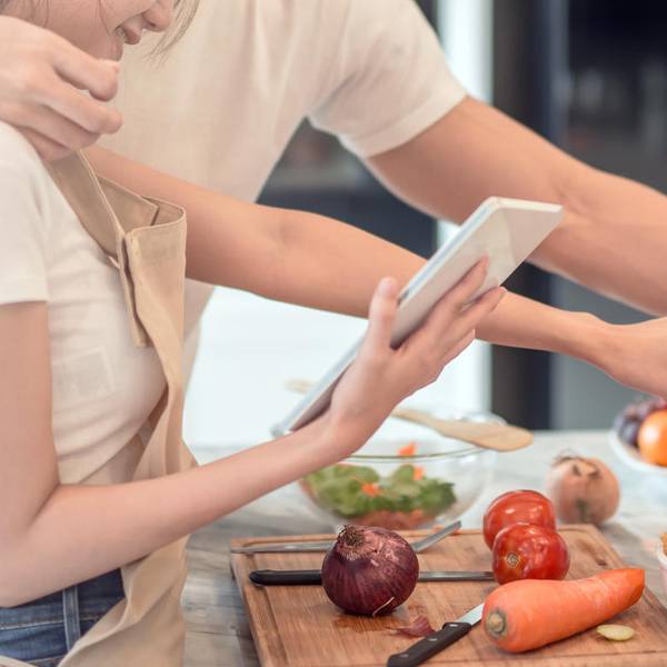 Frau Tochter Ernährung Essen Getty Images