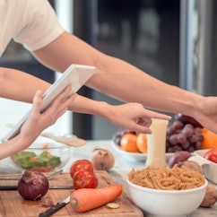 Frau Tochter Ernährung Essen Getty Images