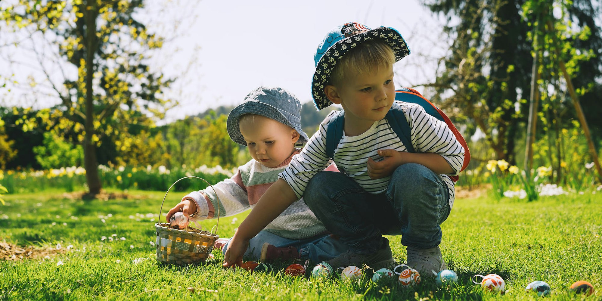 Kinder auf der Wiese Ostern Getty