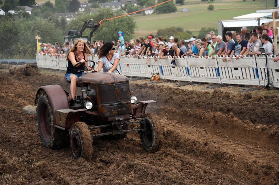 Waldbröl 400 Treckerfreunde pflügten in Bech durch den Acker Kölner