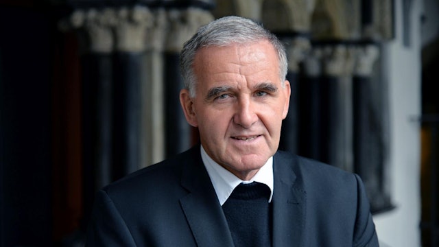 Weihbischof Johannes Bündgens guckt in die Kamera.