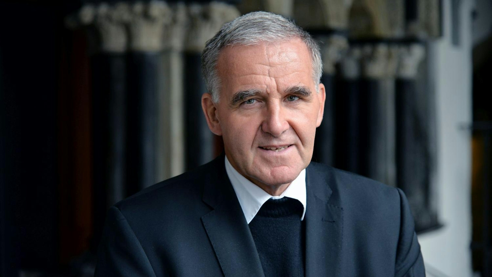 Weihbischof Johannes Bündgens guckt in die Kamera.