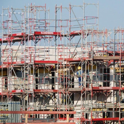 Das Bild zeigt die Baustelle eines mehrstöckigen Gebäudes.