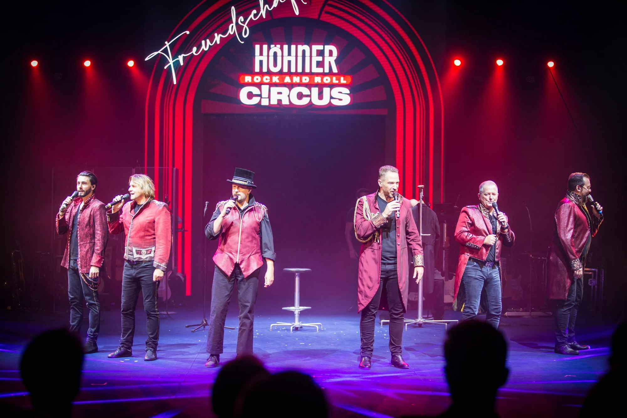 Die Höhner stehen im Höhner-Circus auf der Bühne.