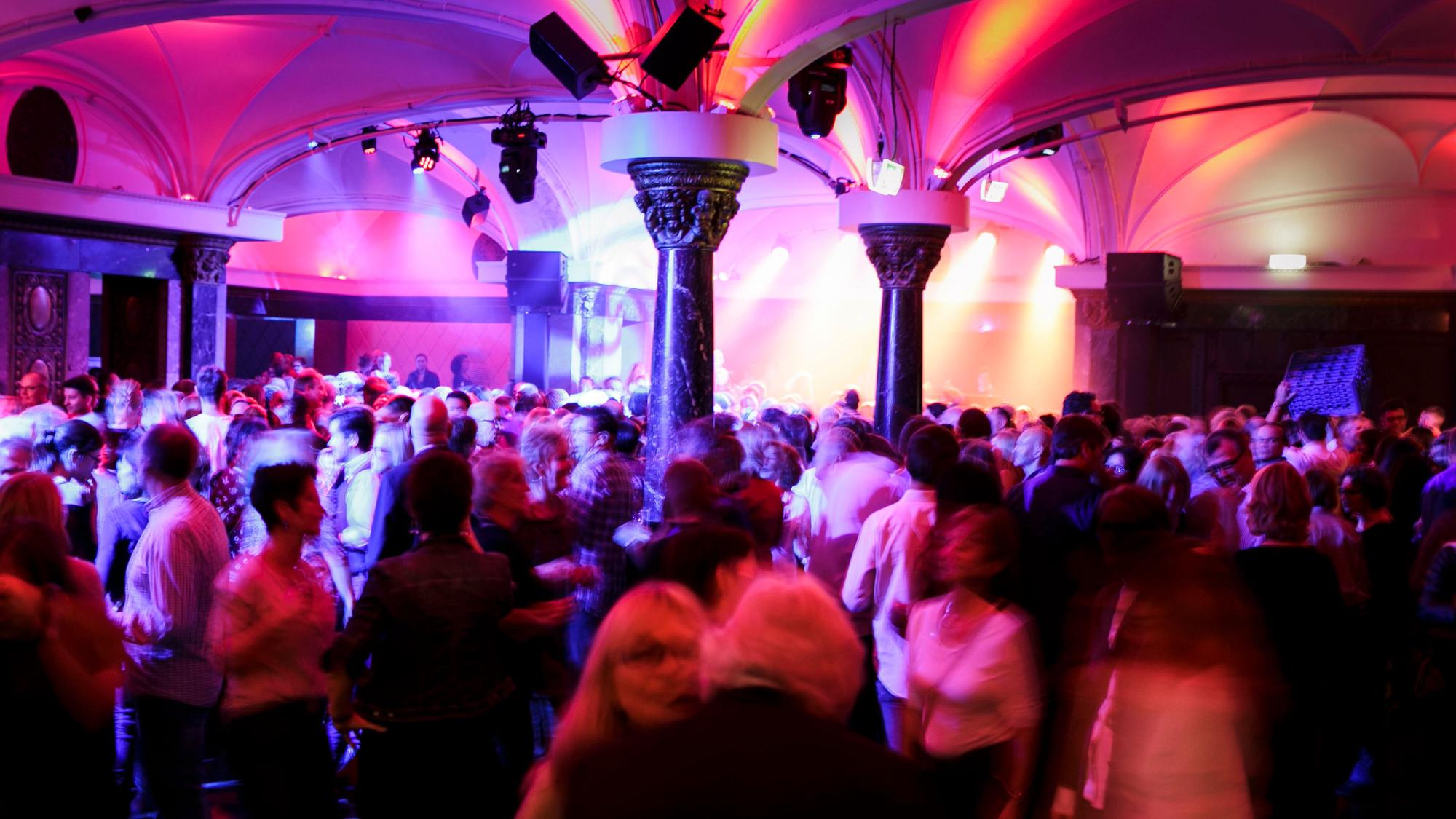 Partyraum in einem alten Gebäude mit gewölbten Decken