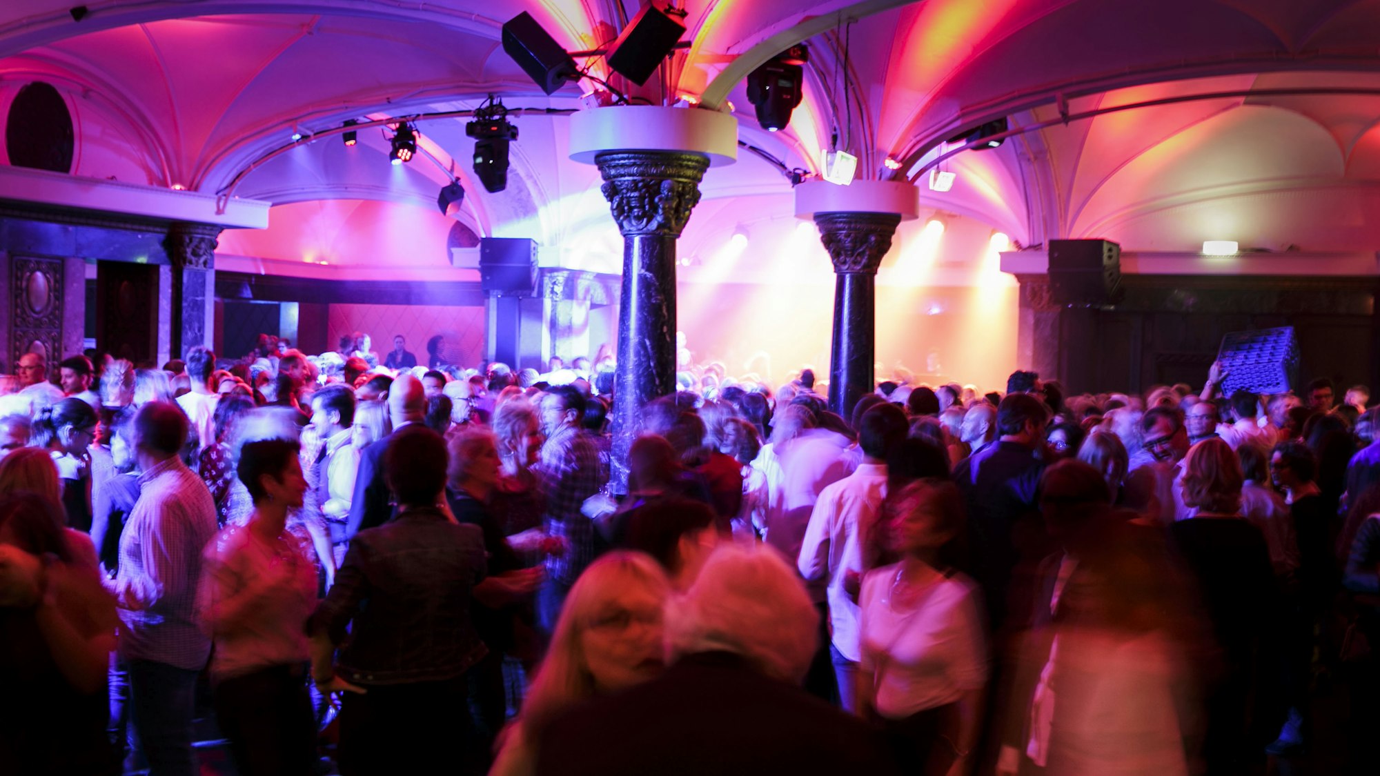 Partyraum in einem alten Gebäude mit gewölbten Decken