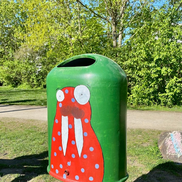 20220420-bru-hoeb-bunte-muelleimer5