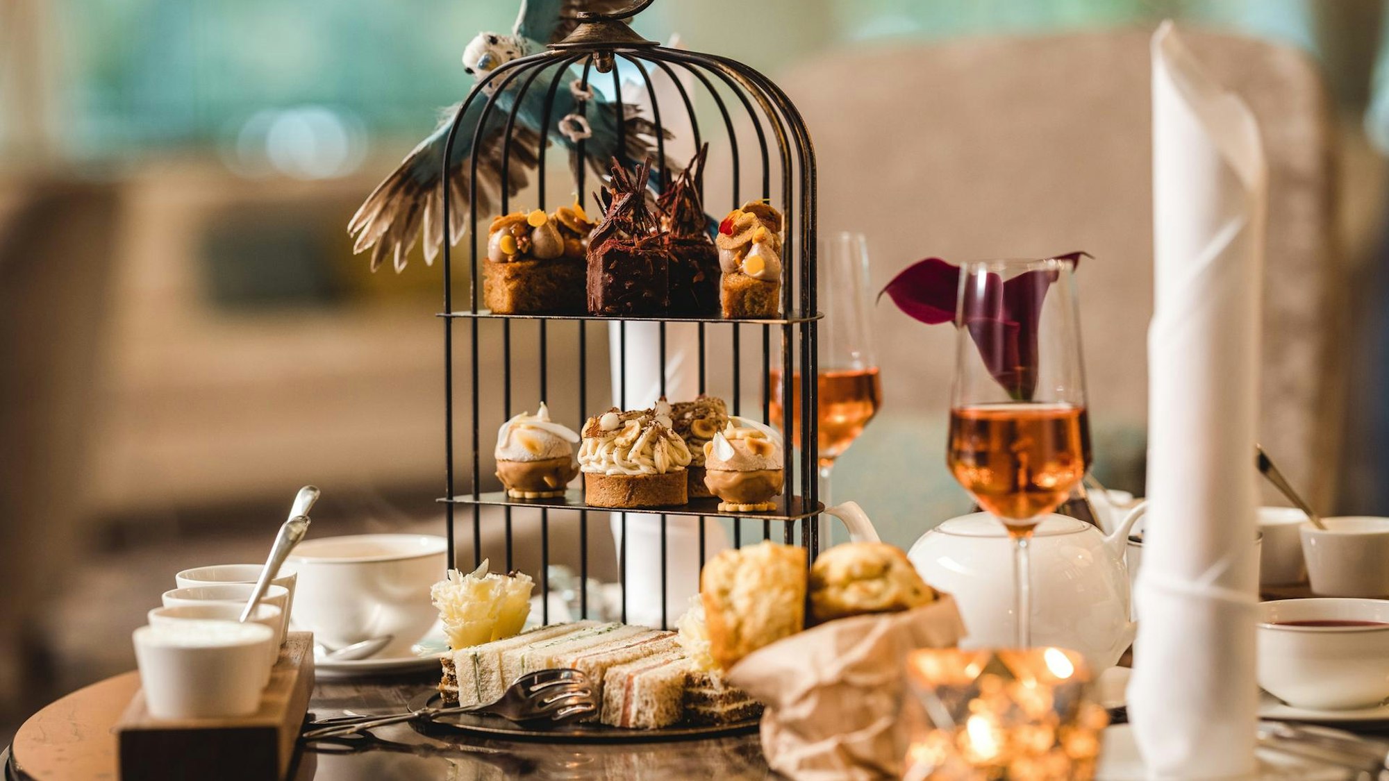 Eine reich gedeckte Tea Time Tafel mit einer Etagere und vielen Snacks