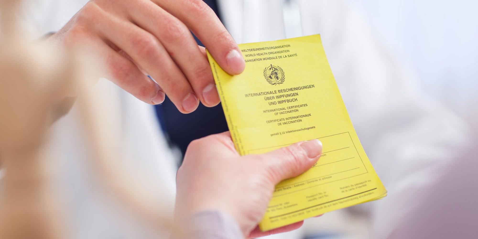 Impfpass für die Corona-Impfung dpa