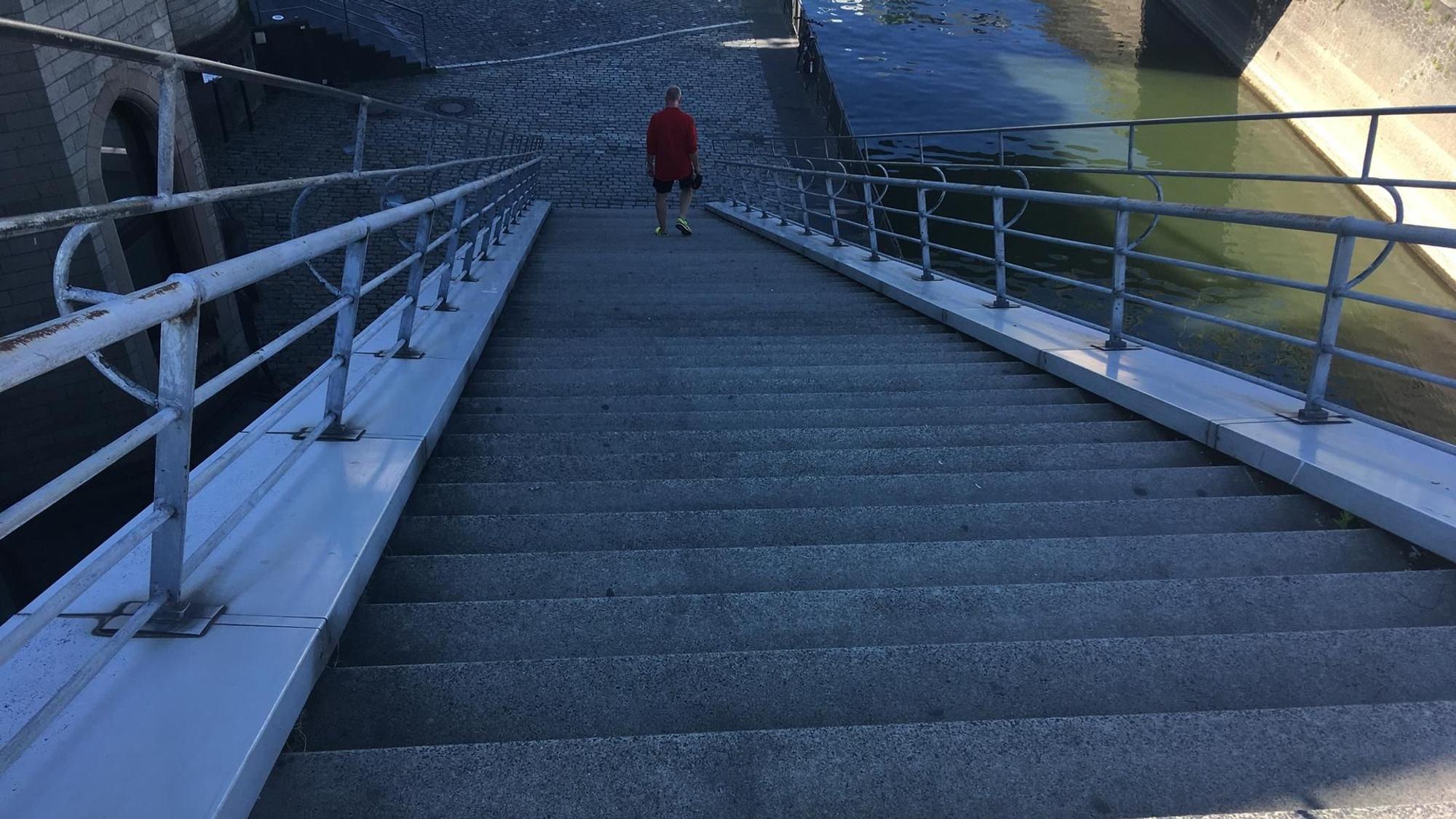 Ein Mann geht die Treppe am Schokoladenmuseum in Köln hinunter.