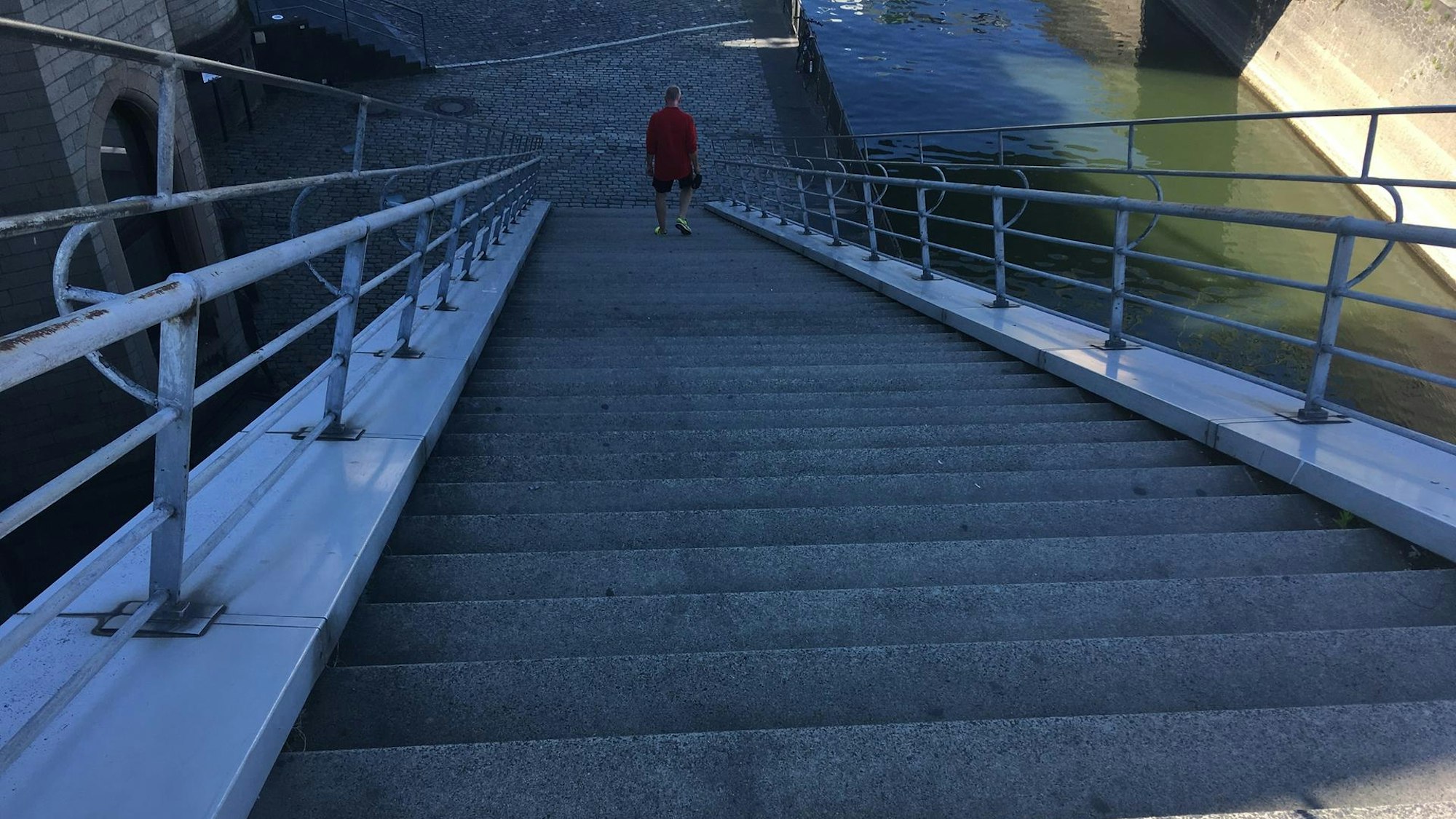 Ein Mann geht die Treppe am Schokoladenmuseum in Köln hinunter.