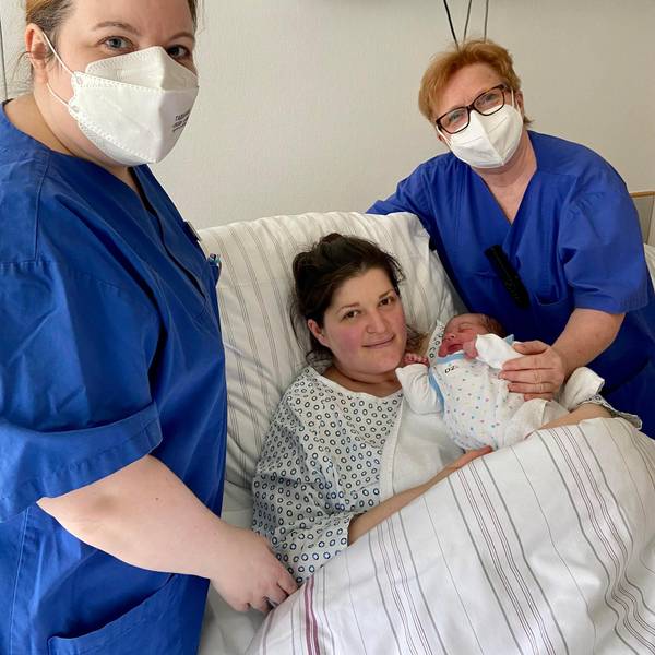 Klinikum Leverkusen_BabyMajla mit Mutter und Pflegekräften
