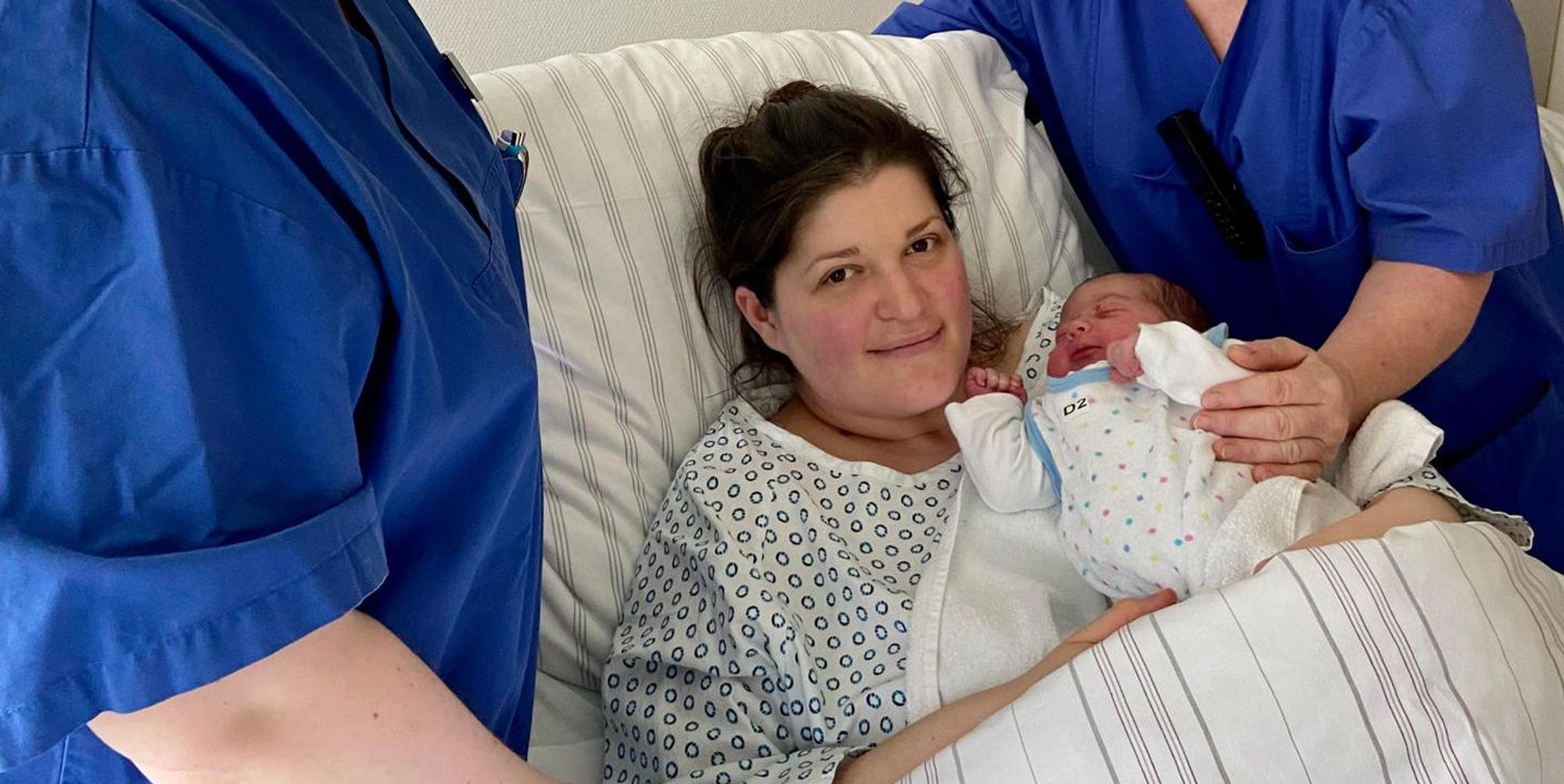 Klinikum Leverkusen_BabyMajla mit Mutter und Pflegekräften