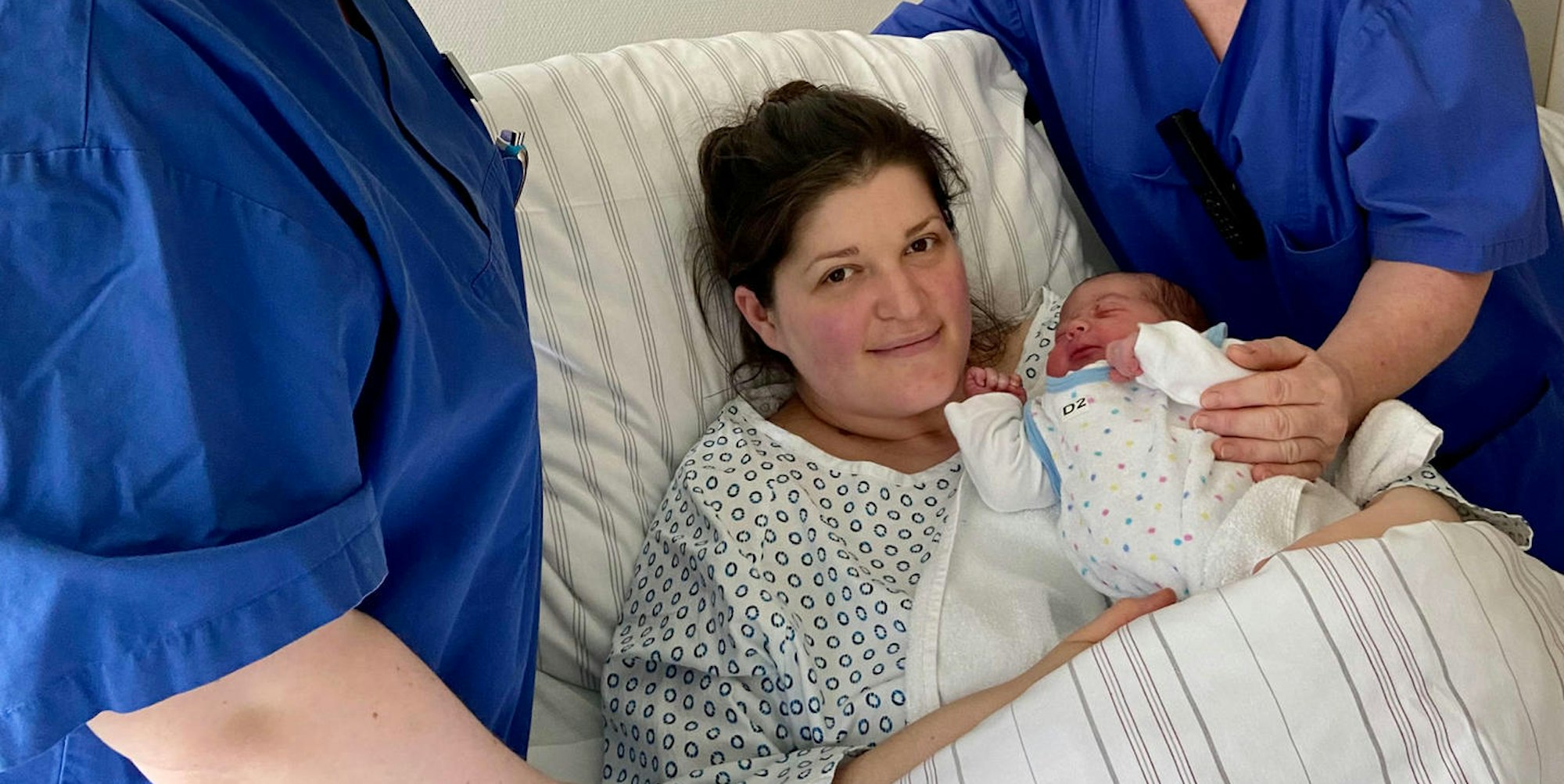 Klinikum Leverkusen_BabyMajla mit Mutter und Pflegekräften