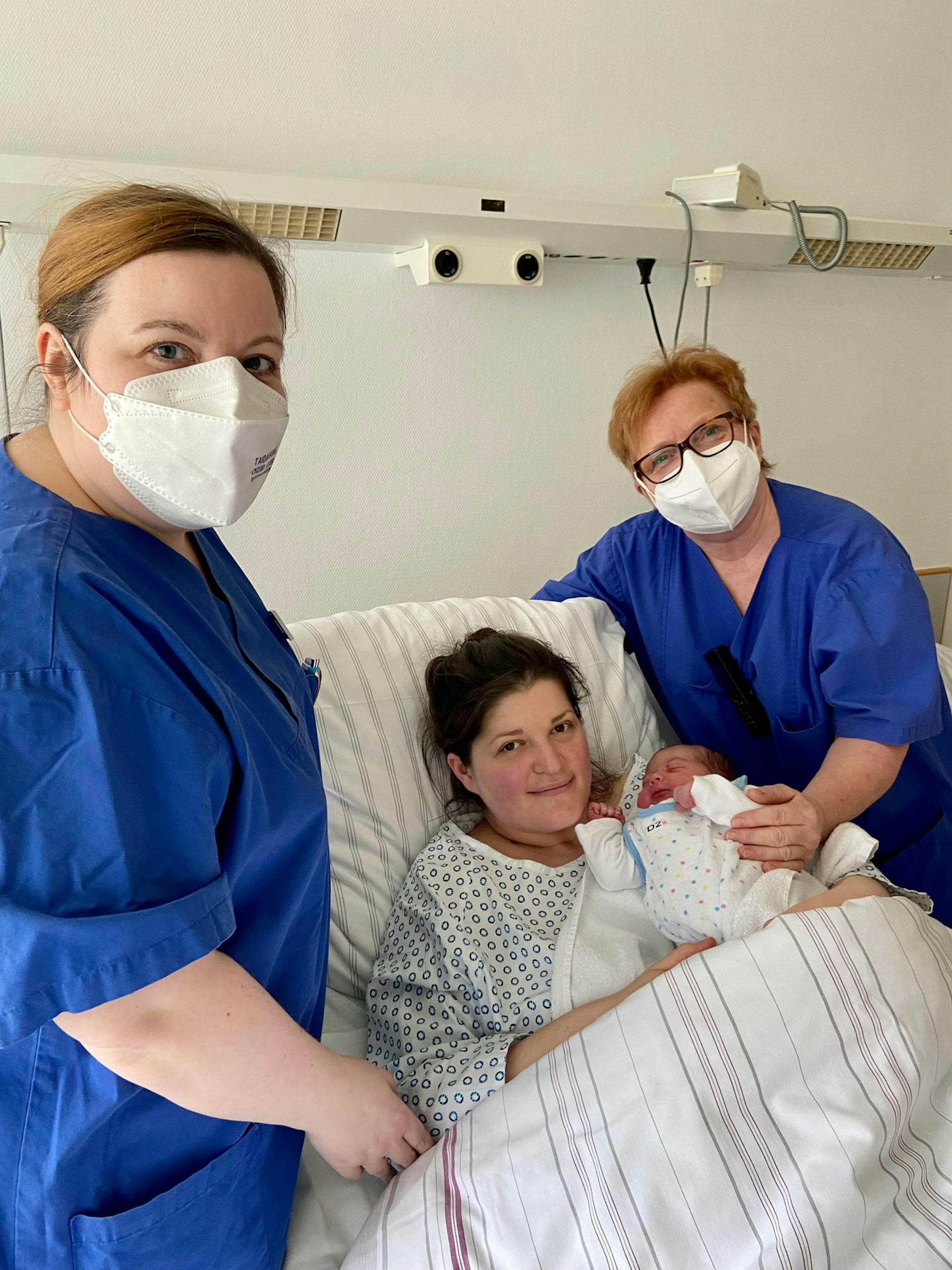 Klinikum Leverkusen_BabyMajla mit Mutter und Pflegekräften