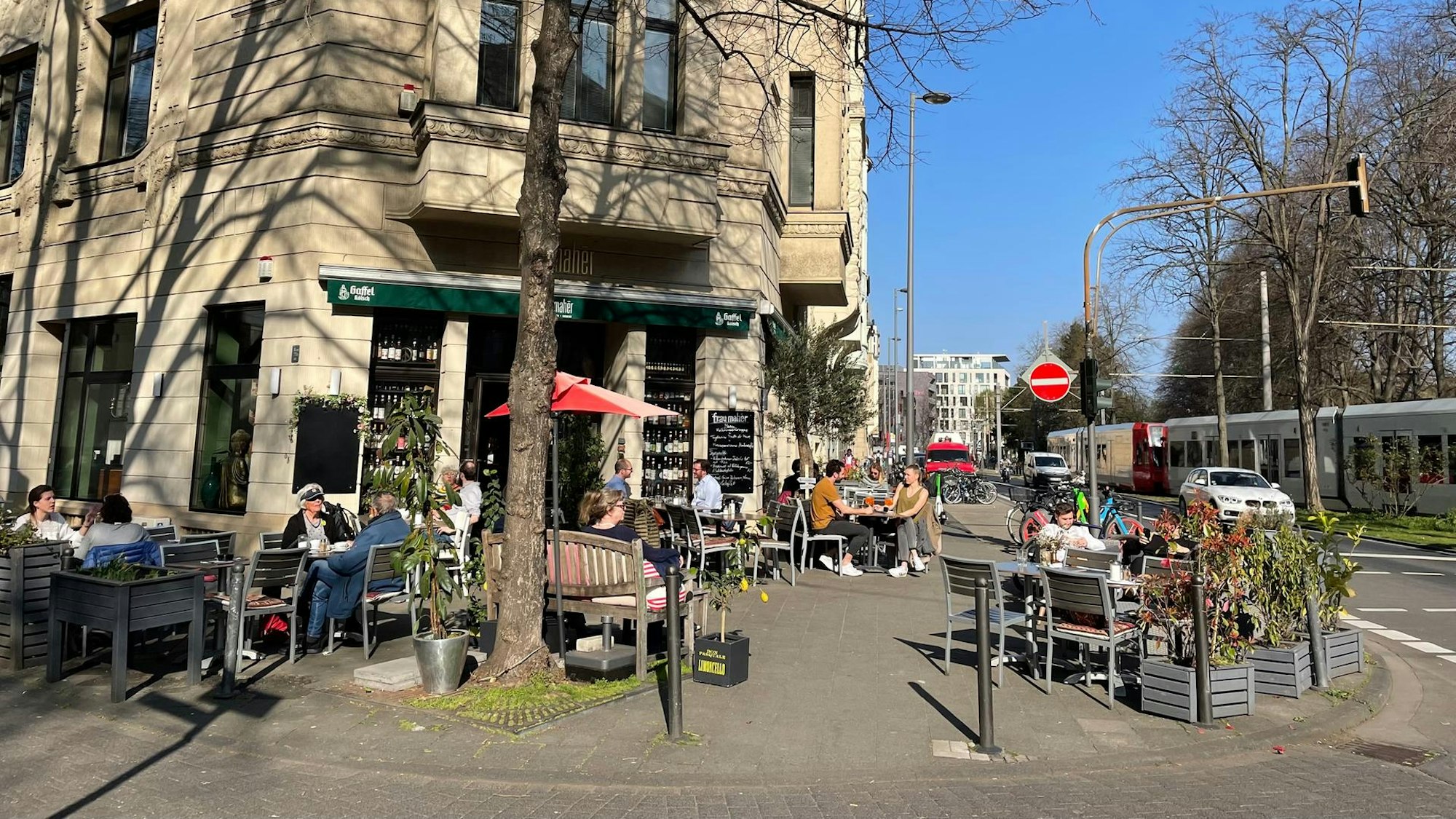Die Terrasse des Restaurants „Frau Maher“ in der Nachmittagssonne