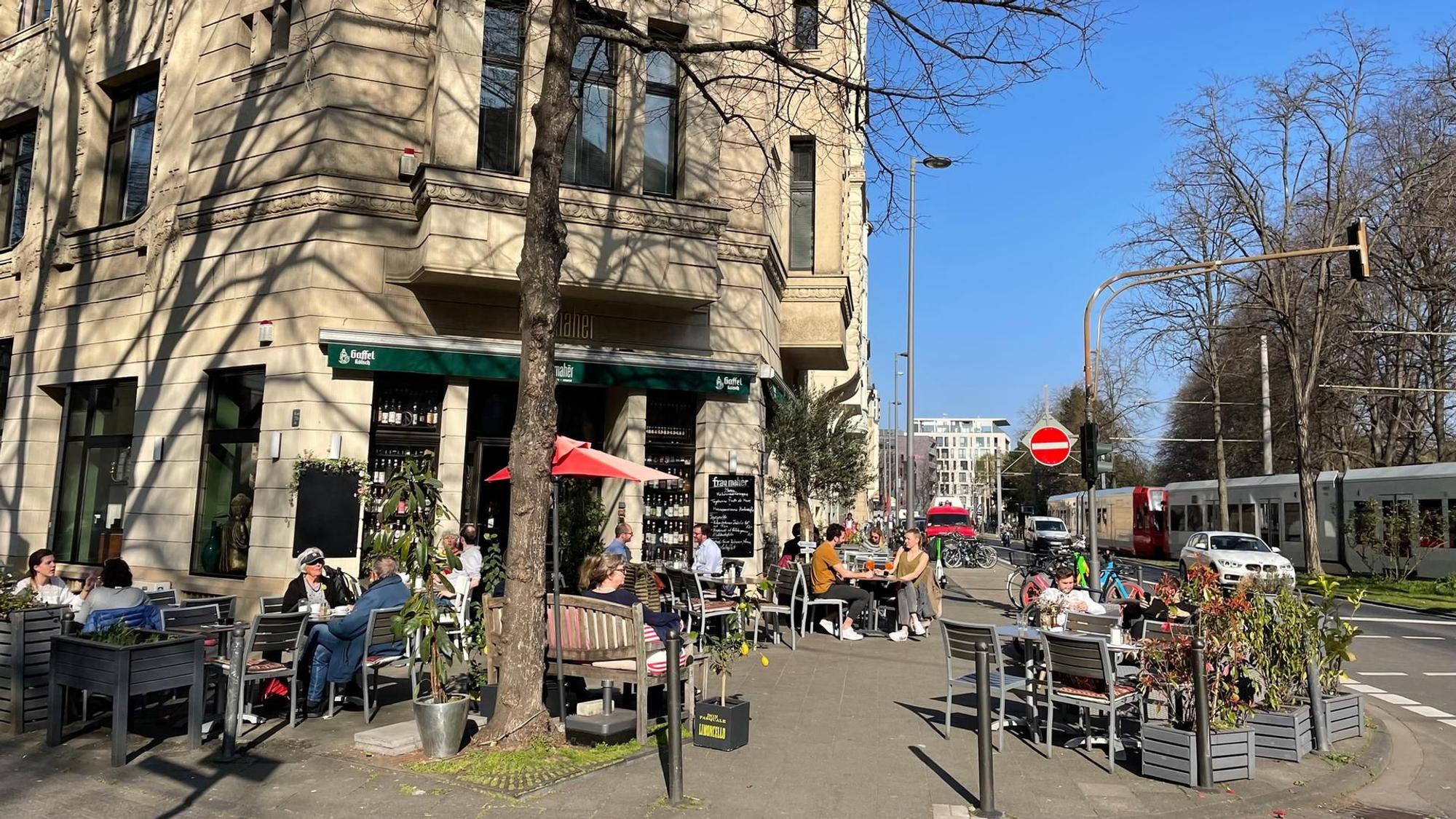 Die Terrasse vor dem Lokal Frau Maher in Köln.