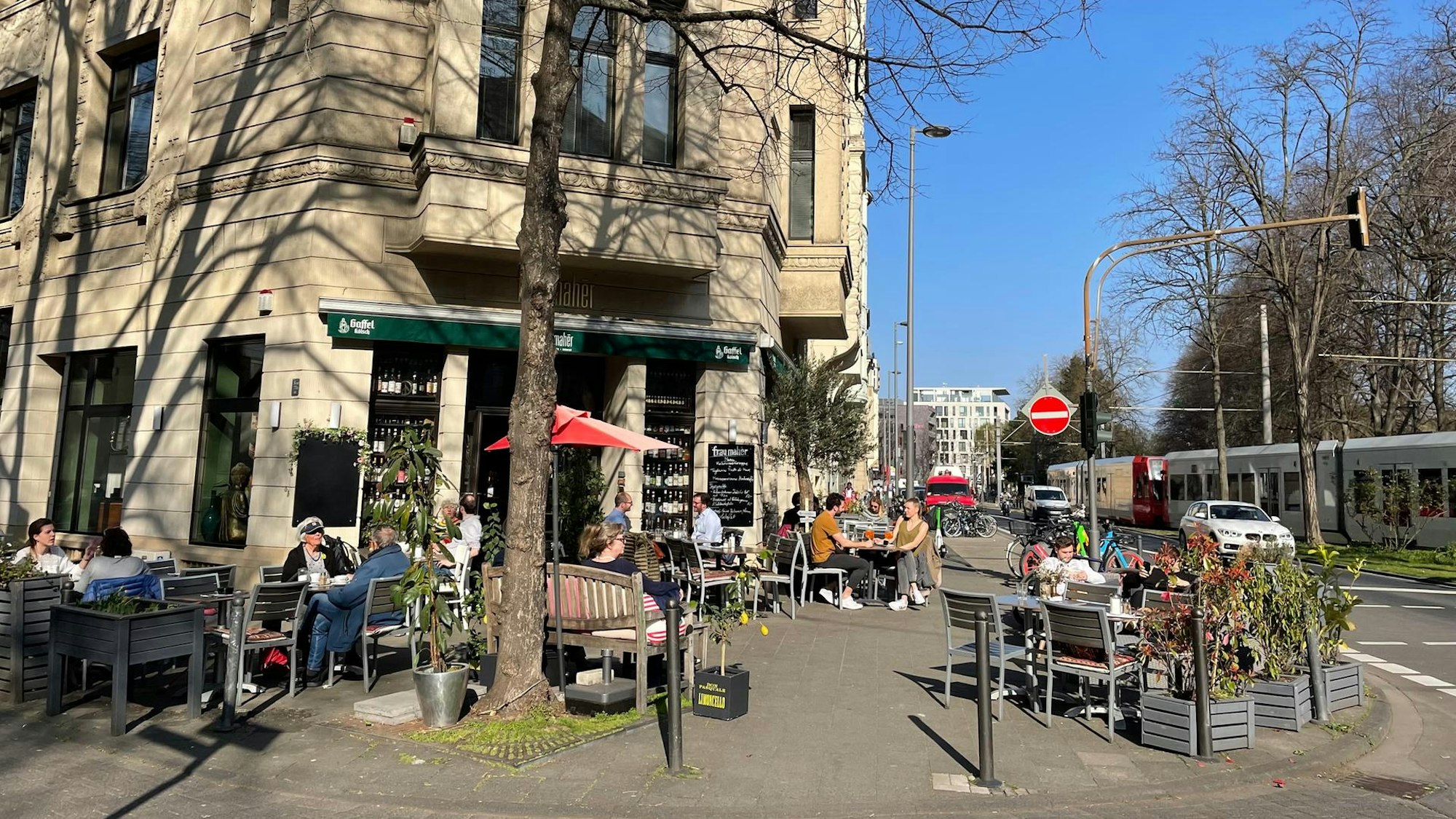 Bei Frau Maher in der Kölner Südstadt kann man draußen sitzen.