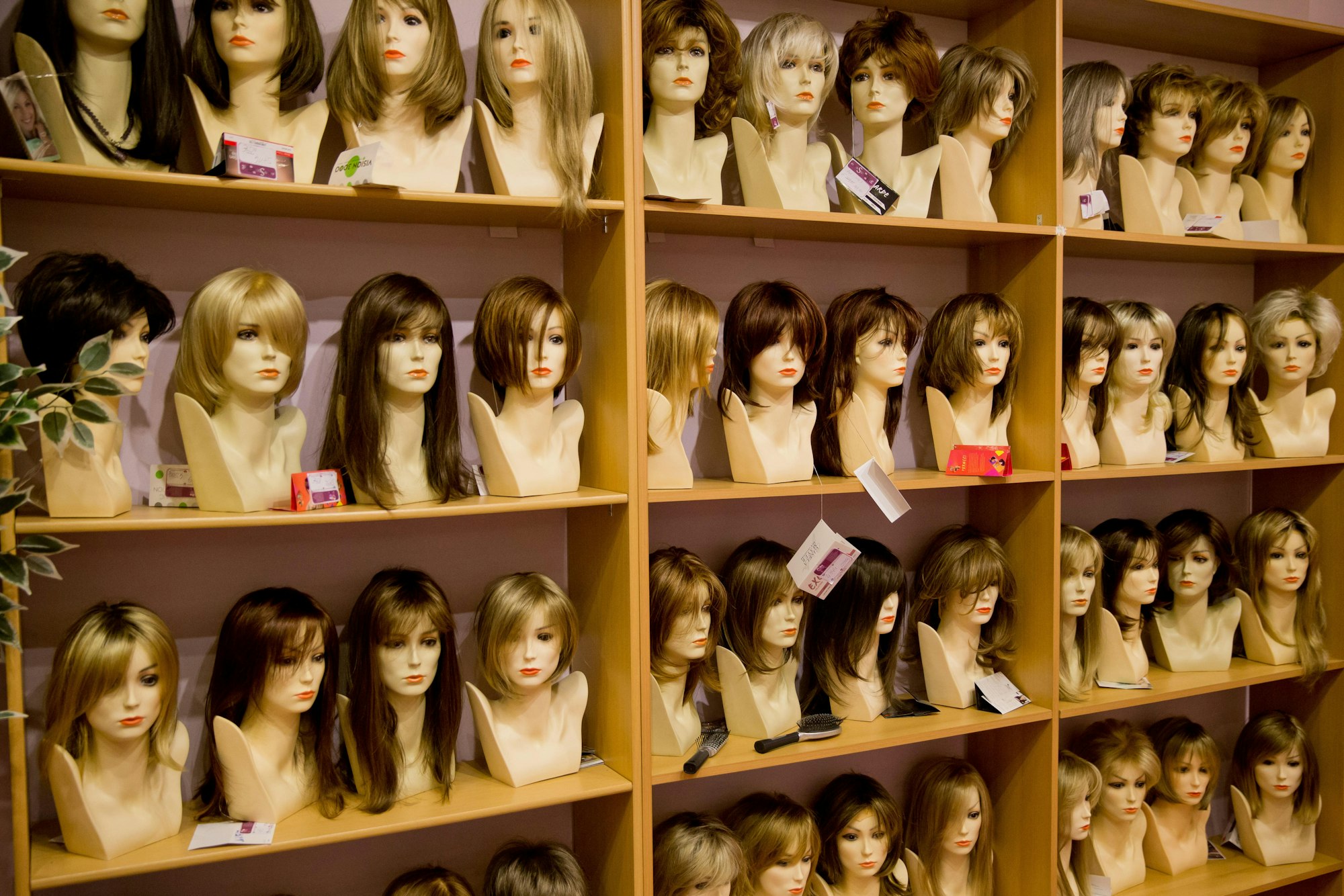 Travestiefachgeschäft_Perücken