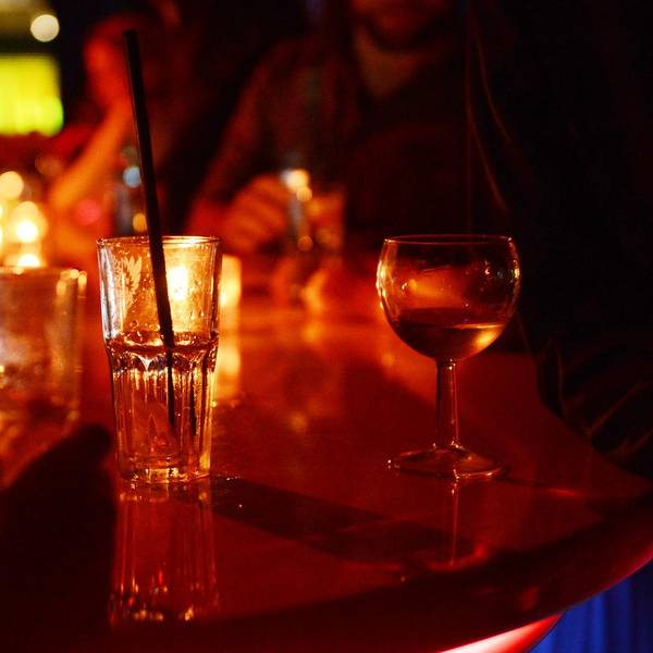 Gläser-stehen-auf-einer-Bar
