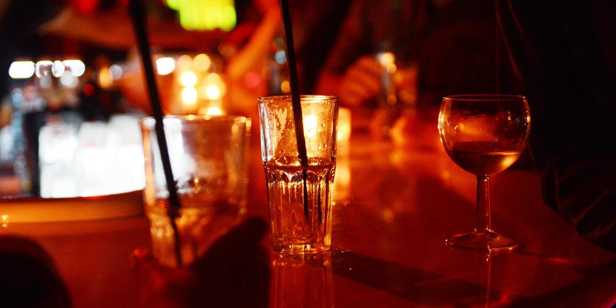 Gläser-stehen-auf-einer-Bar