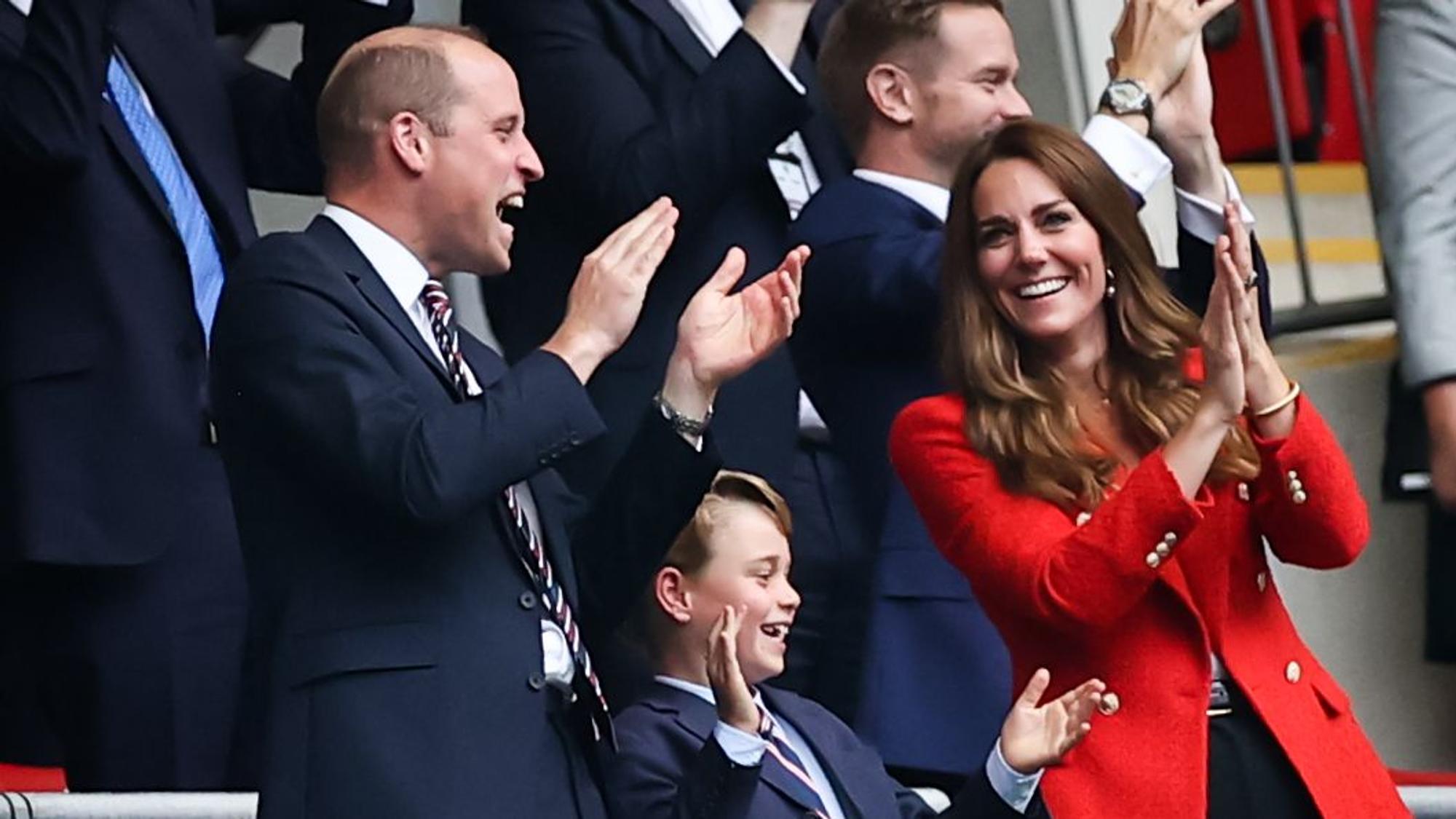 William, George und Kate applaudieren.