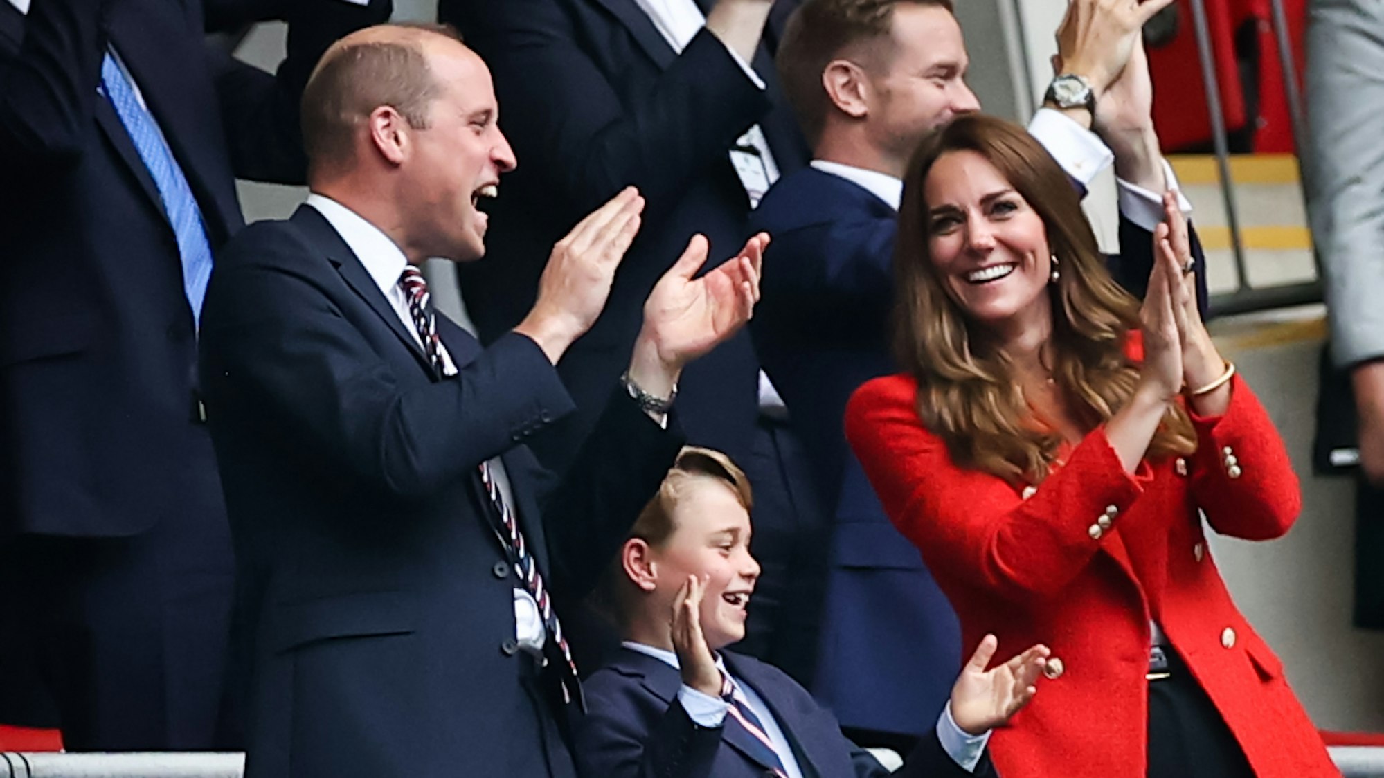 William, George und Kate applaudieren.
