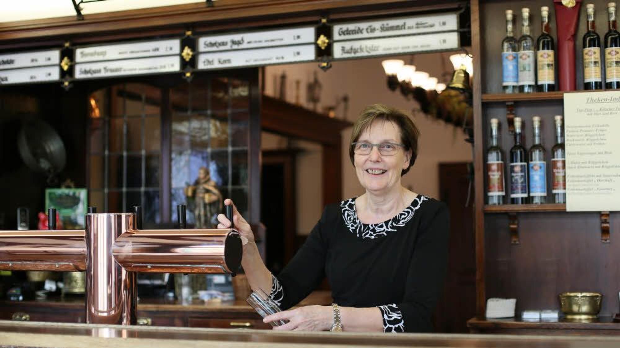 Wirtin Marie-Luise Scholzen hinter dem Tresen.