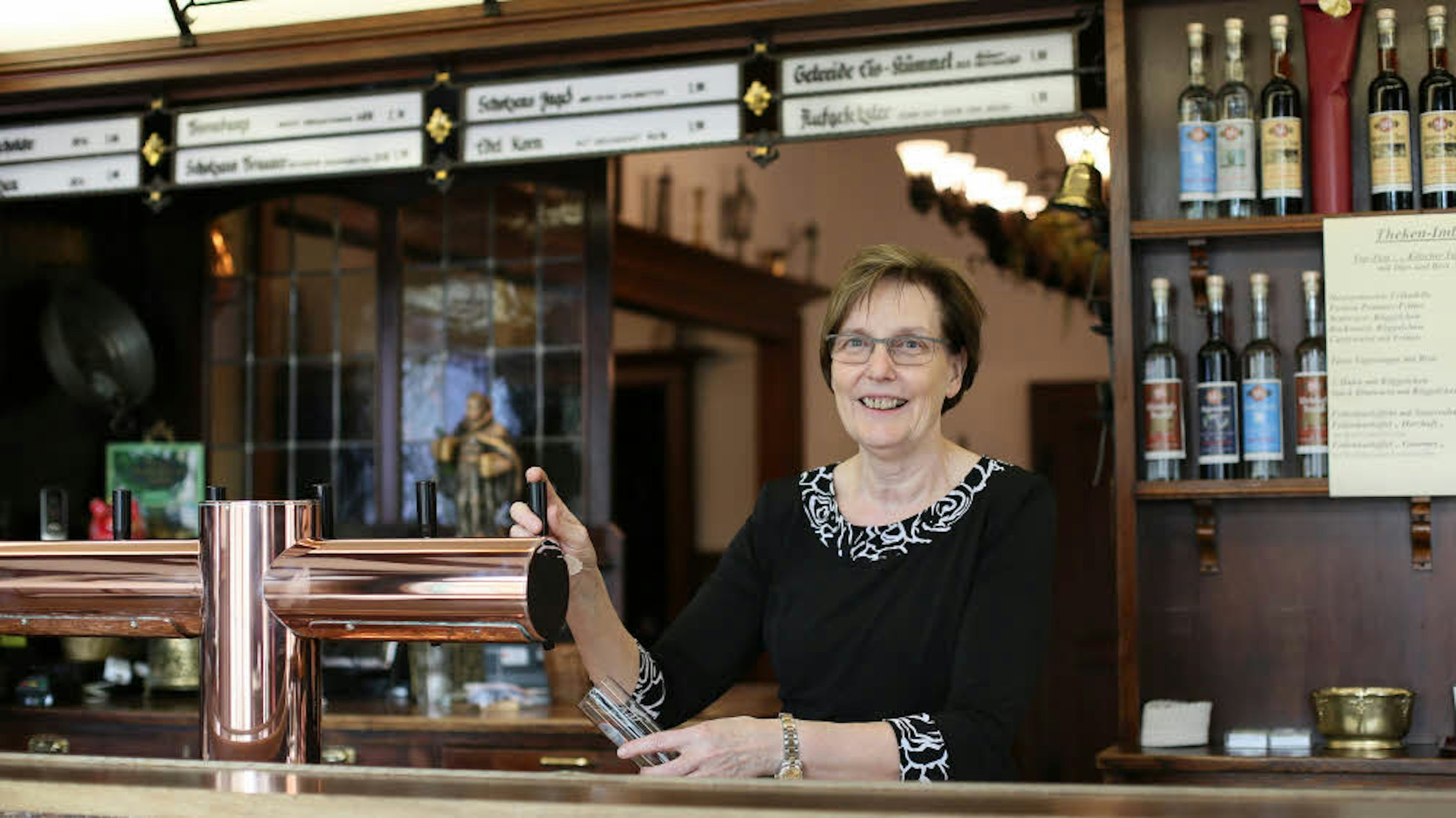 Wirtin Marie-Luise Scholzen hinter dem Tresen.