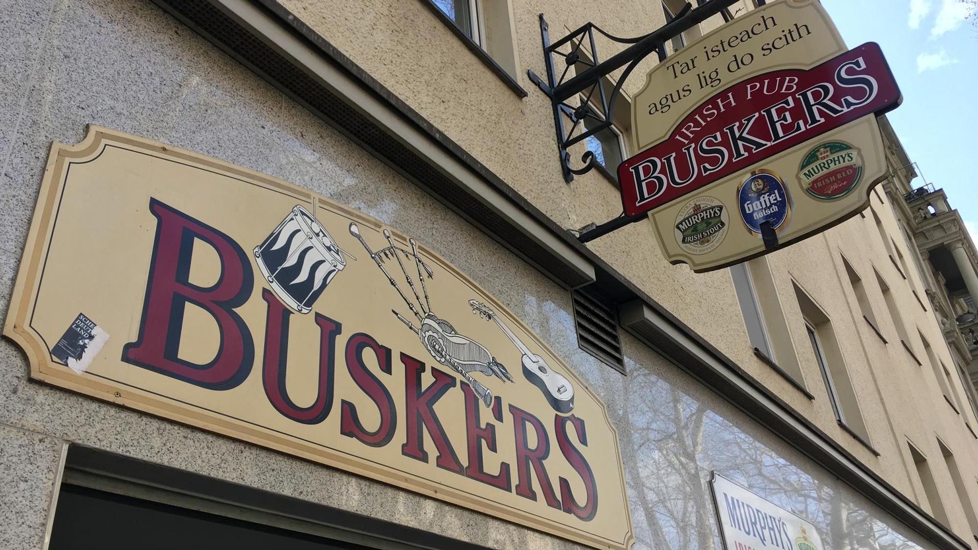 Buskers Irish Pub in Köln mit Schild über der Tür.