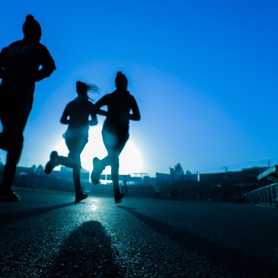 Laufen bei Nacht fitsum-admasu-oGv9xIl7DkY-unsplash