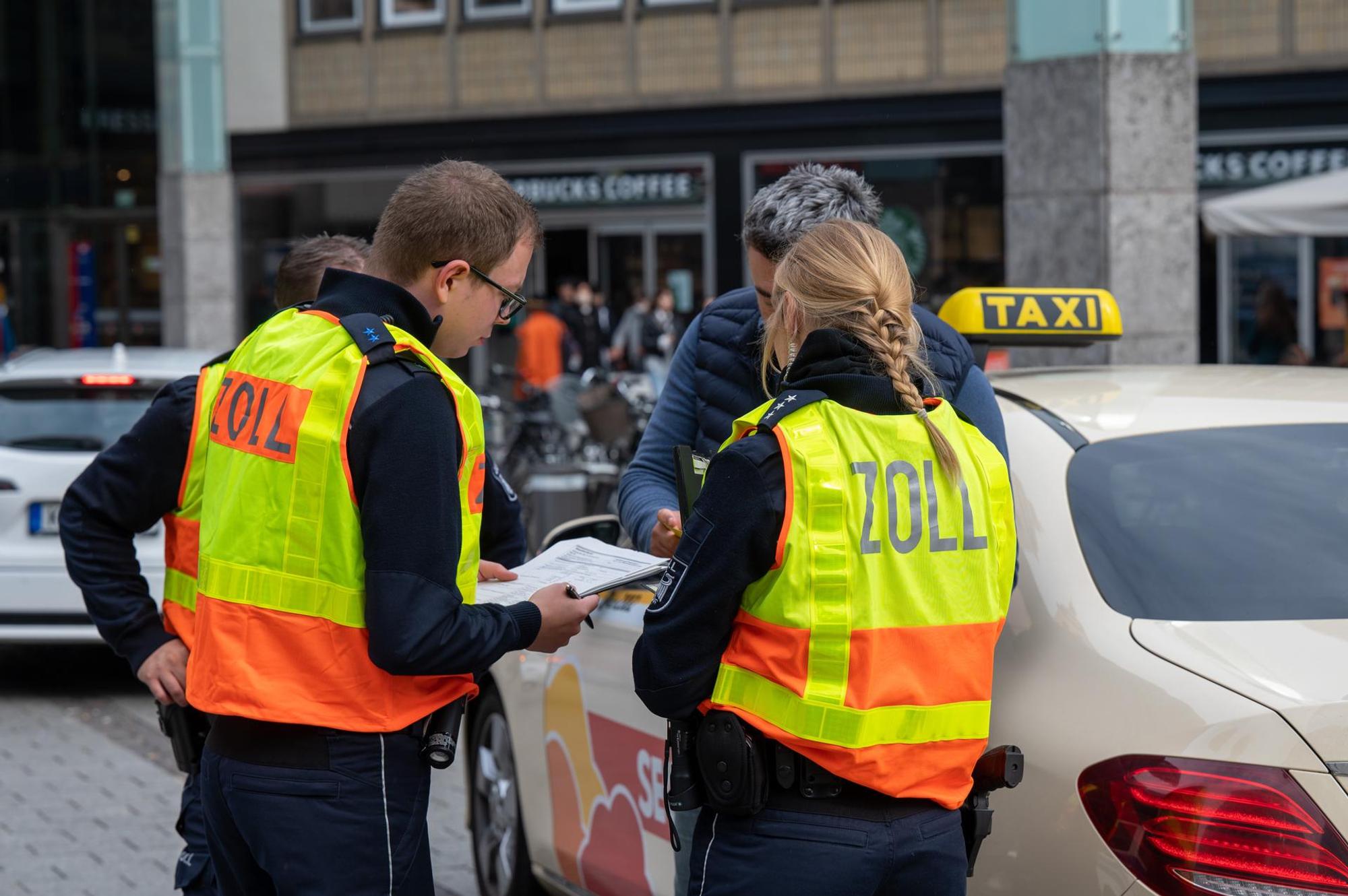 Zoll kontrolliert Taxis