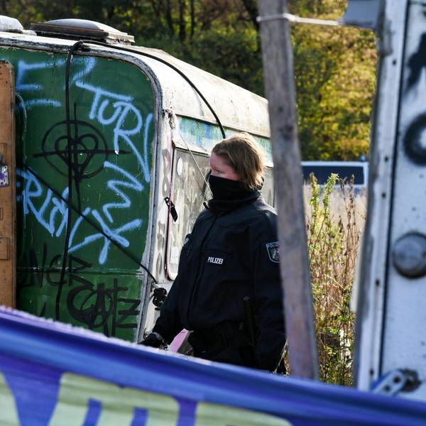 Polizistin in einem Hambacher Aktivistencamp