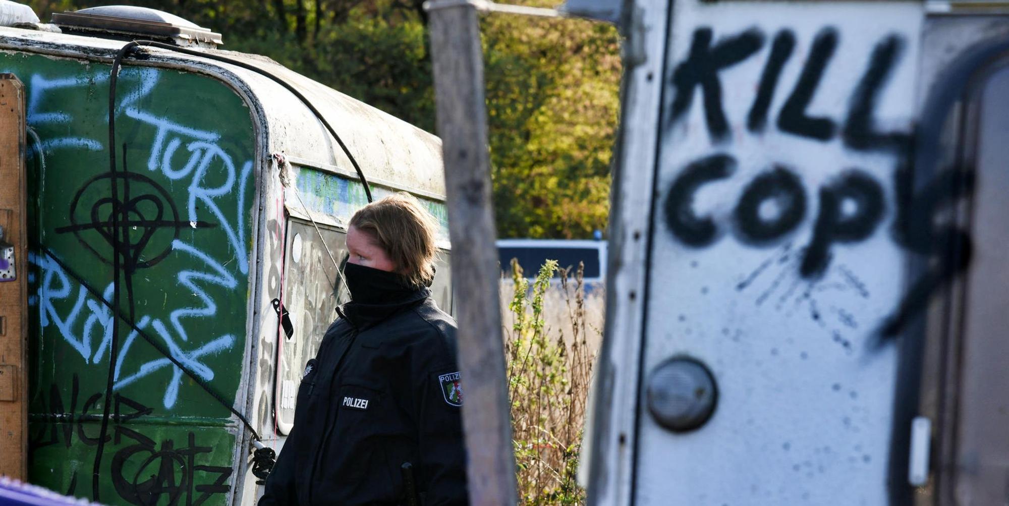 Polizistin in einem Hambacher Aktivistencamp